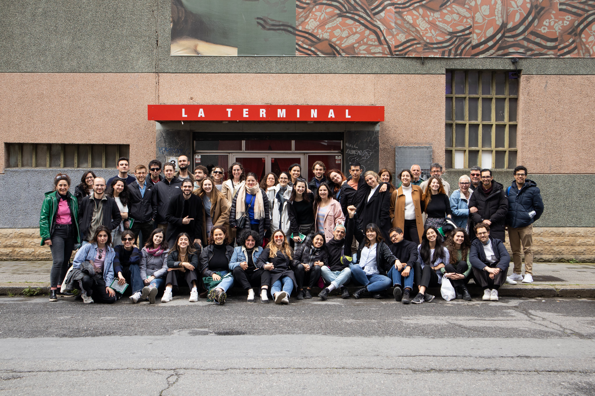 Foto grupal de alumnos de la 19º edición junto al director del programa, coordinadores y la secretaria del Máster.